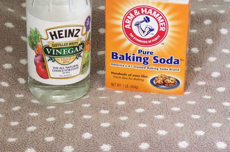 cleaning with baking soda and vinegar